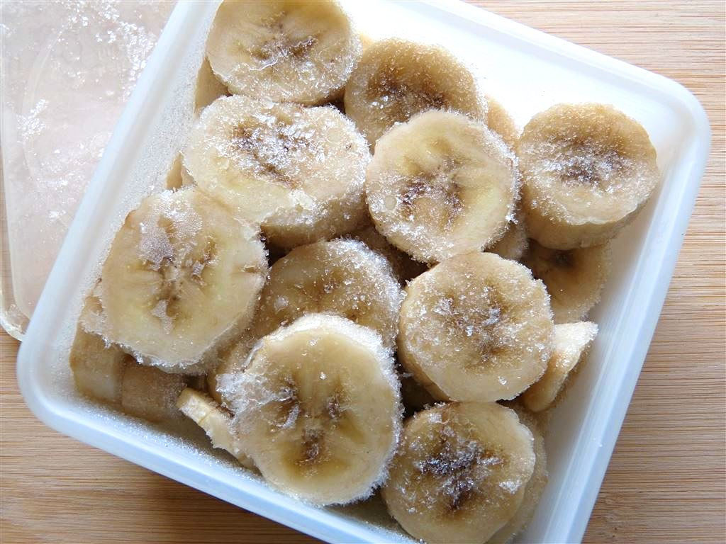 Tiefgefrorene Bananenschaiben für Vegane Banana Nicecream Choco Coco
