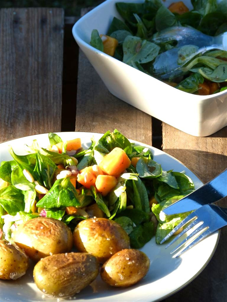 Feldsalat mit Kaki, Pinienkernen und Orangen-Dressing - gingerandthyme.de