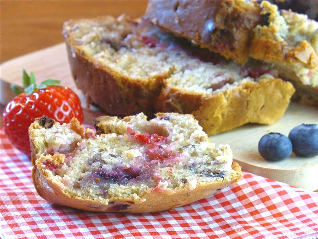 Bananenbrot mit Beeren (vegan) - gingerandthyme.de