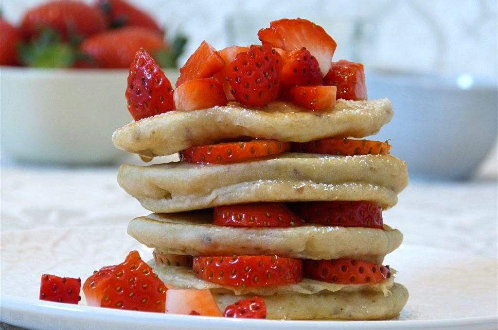 Vegane Pancakes mit Erdbeeren