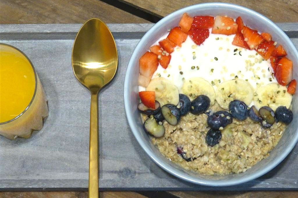 Porridge mit Beeren und Banane (vegan)
