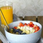 Haferflocken-Porridge mit Beeren (vegan)