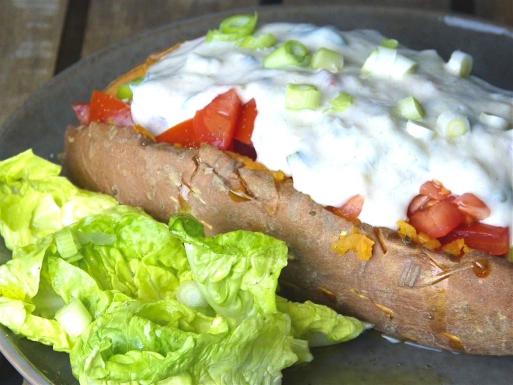 Ofen-Süßkartoffel mit Zucchini Raita (vegan) - gingerandthyme.de