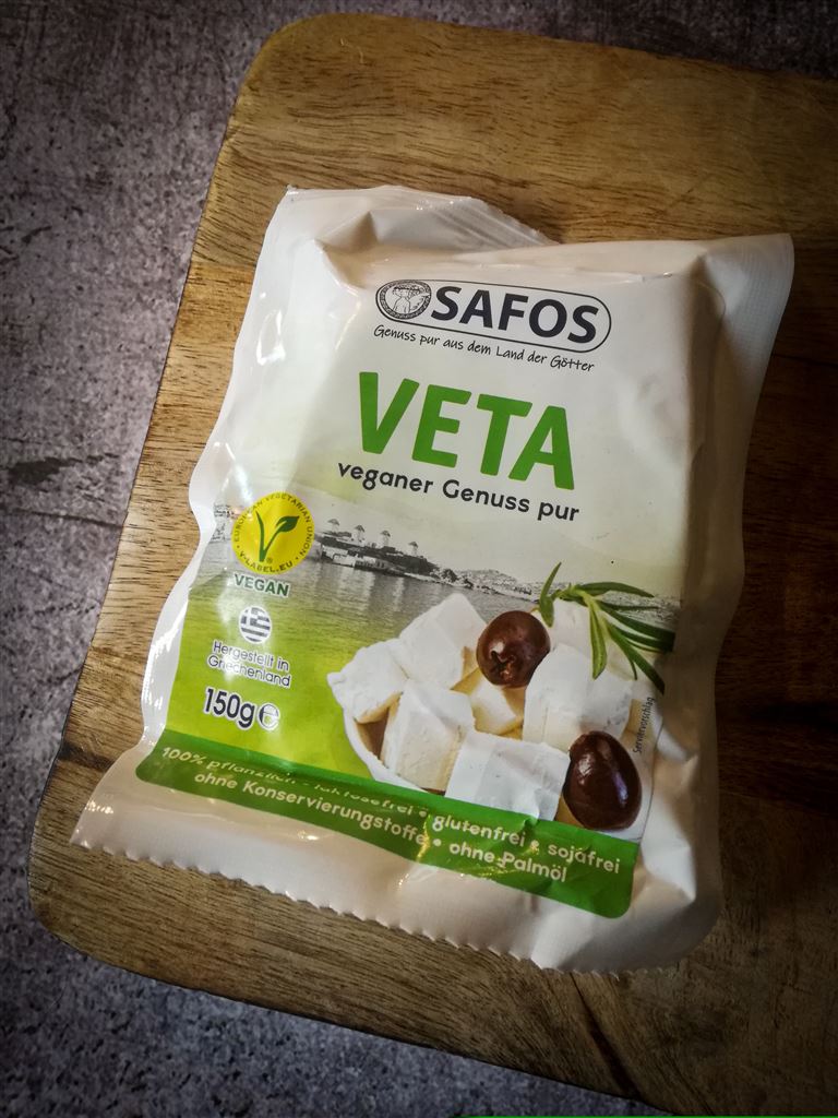 Eine Packung veganer Feta der Marke Safos.